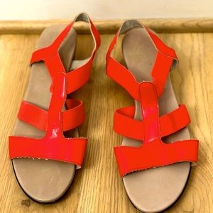 Munro stretch sandals in Coral!